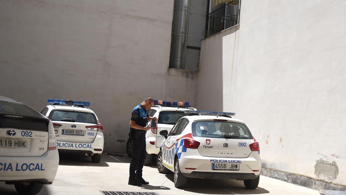 Agente de la Policía Local de Teruel junto a un vehículo