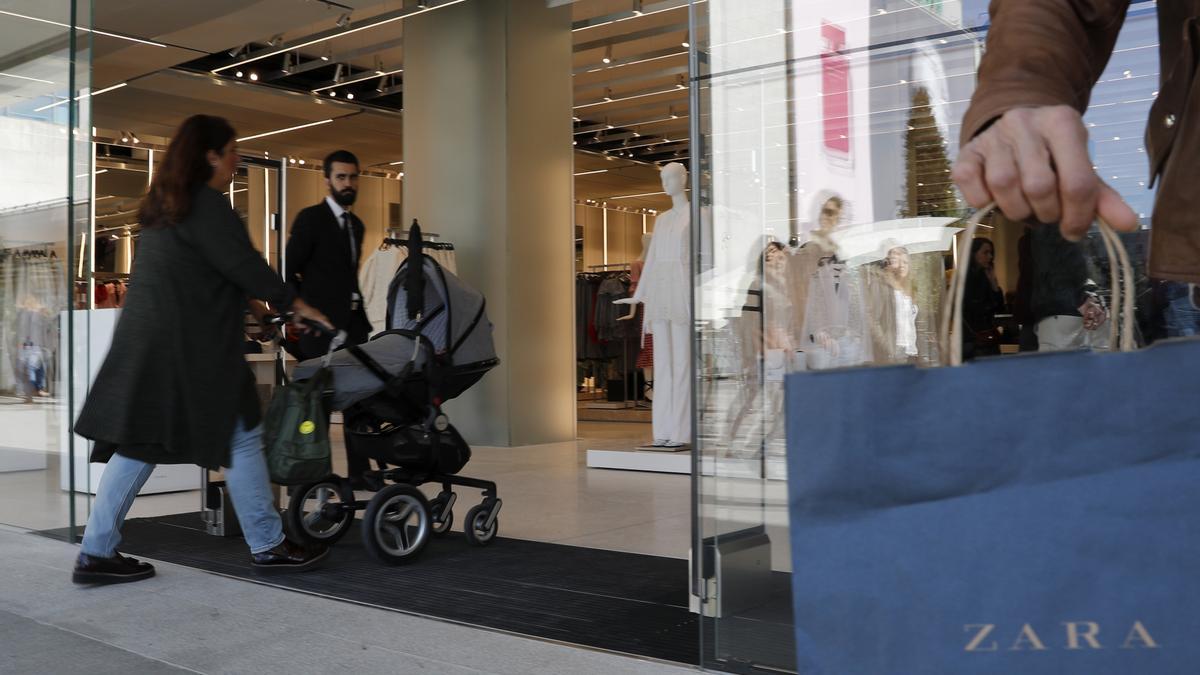 Precio de las bolsas de Zara, Massimo Dutti y otras tiendas de Inditex, que cobrará por las bolsas desde el lunes.