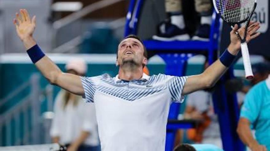 Roberto Bautista celebra su triunfo ante Novak Djokovic en Miami.