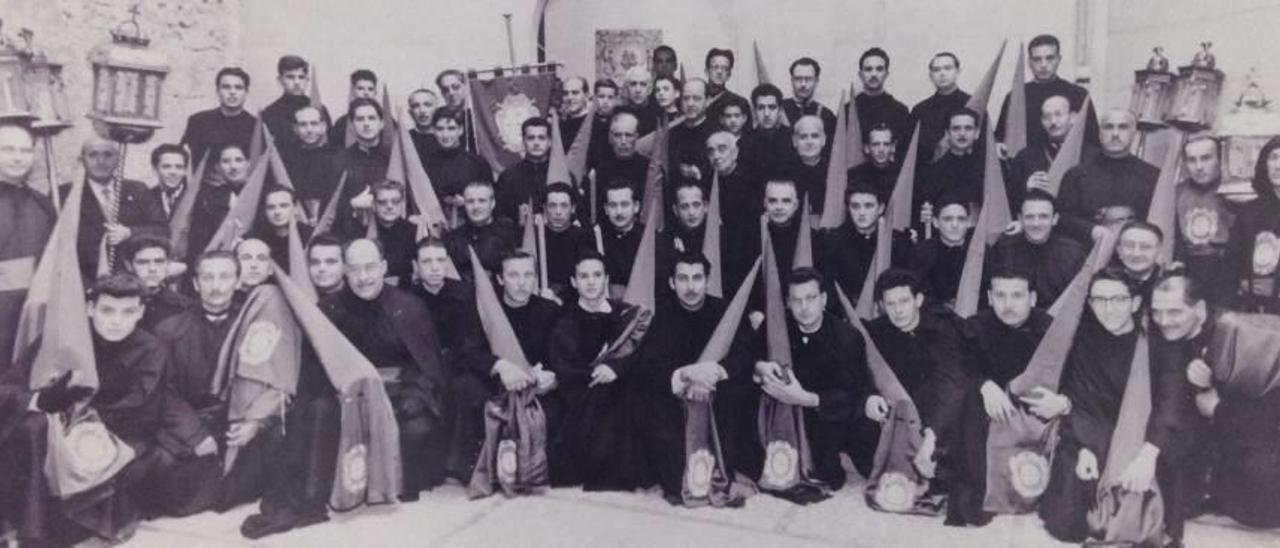 Más de medio centenar de penitentes formaban la hermandad en la Semana Santa de 1959. Entre ellos estaba Damià Verger, que entró con seis años.