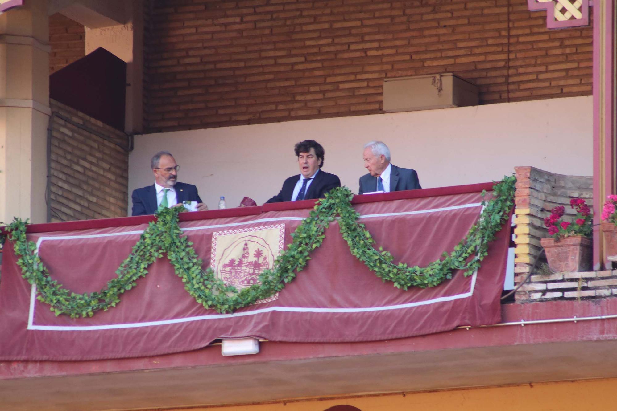 Los aficionados en el último espectáculo taurino de la Feria