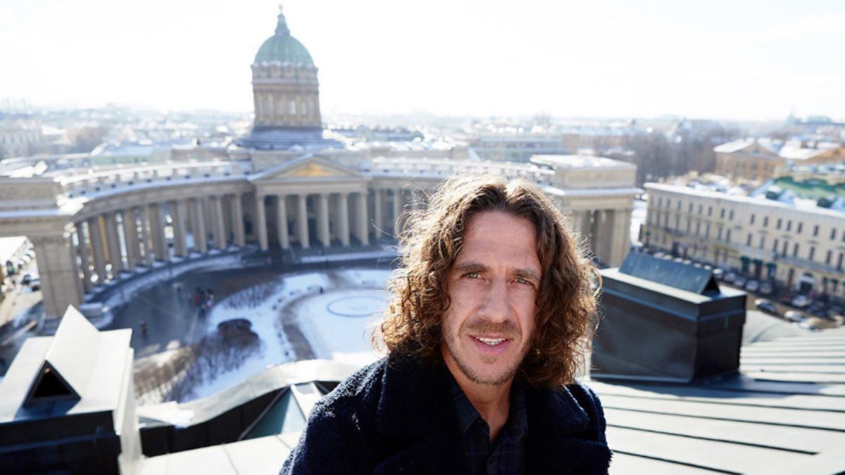 Carles Puyol durante su visita en San Petersburgo a las instalaciones de la Copa Confederaciones 2017