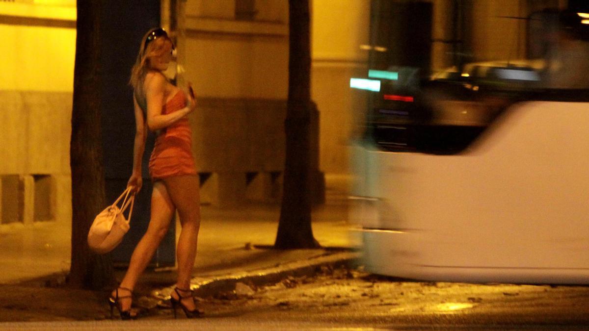 Eine Prostituierte an den Avenidas in Palma de Mallorca.