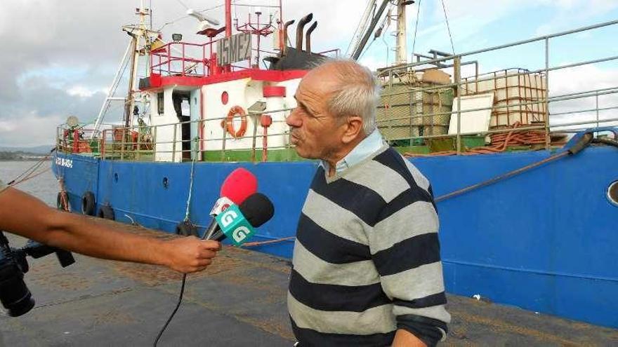 Anjo Vasques Vicente da Lus, capitán del &quot;Orca&quot;, junto al barco.