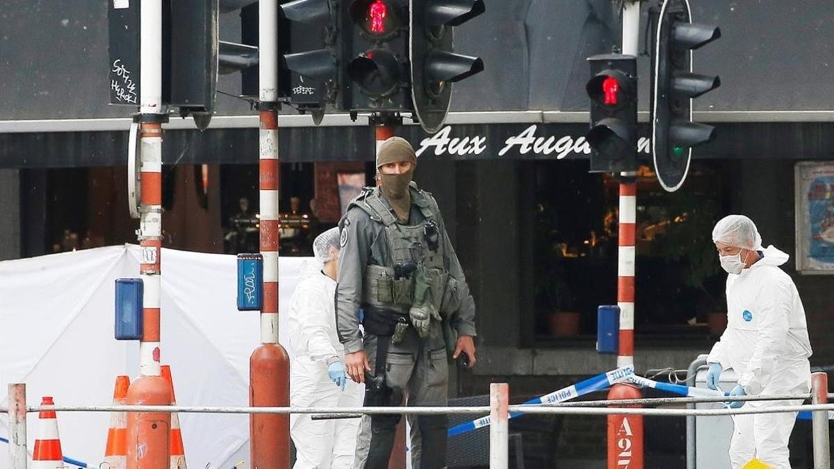 Agentes de la policía forense belga inspeccionan el lugar del tiroteo de este martes en Lieja.