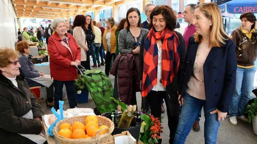 Un momento de la visita de ayer de los representantes del PP al mercado de Jueves Santo de Bueu. // GN