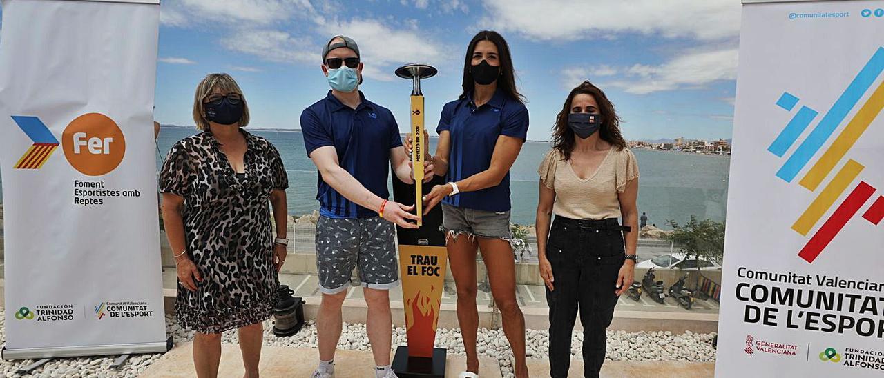 La alcaldesa Loreto Serrano, Iván Cano, Lara González e Isabel Fernández, ayer, en Santa Pola.  | ANTONIO AMORÓS