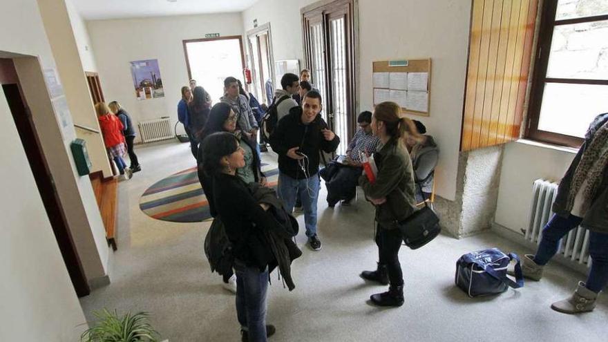 Alumnos de la UNED, en el aula del Casco Vello, donde ya han arrancado algunos cursos. // J. Santomé