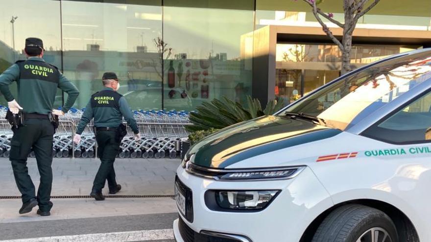 La Guardia Civil multa a una pareja en un supermercado de Torrevieja por comprar juntos durante la crisis del coronavirus