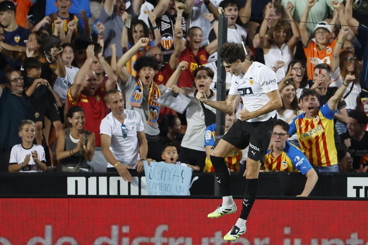 VALENCIA , 09/08/2025.- El centrocampista del Valencia Javi Guerra celebra su gol durante el partido del Trofeu Taronja que Valencia y Torino disputan este sÃ¡bado en el estadio de Mestalla. EFE/ Ana Escobar