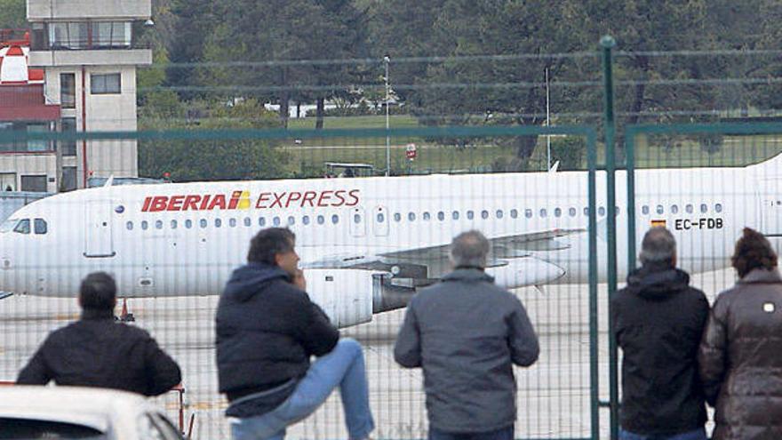 El avión A320 que inauguró ayer los vuelos de la &quot;low cost&quot; Iberia Express entre Vigo y Madrid.  // J. Lores