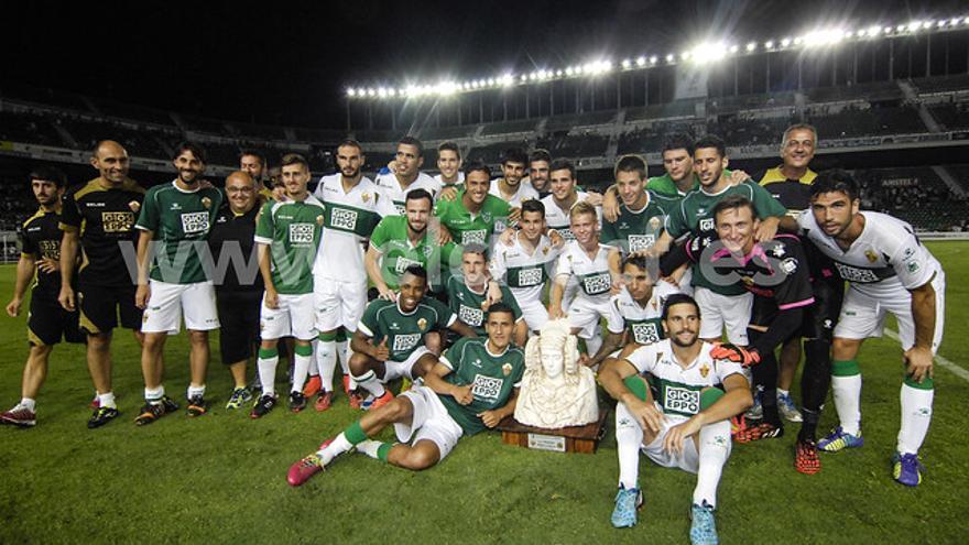 Los jugadores del Elche celebran la consecución del trofeo Festa d&#039;Elx de 2014