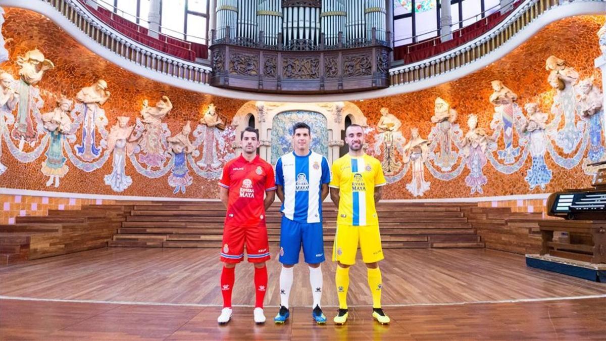 Víctor Sánchez, de rojo, durante la presentación de las equipaciones 18-19