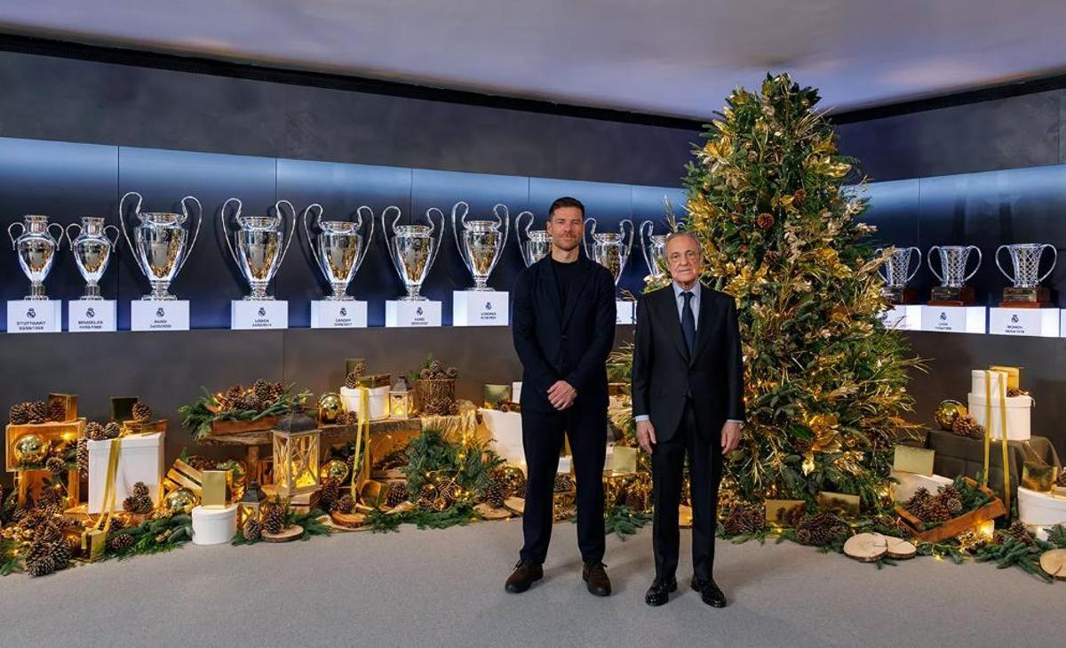 Florenitno Pérez posa muy serio junto a un sonriente Xabi Alonso