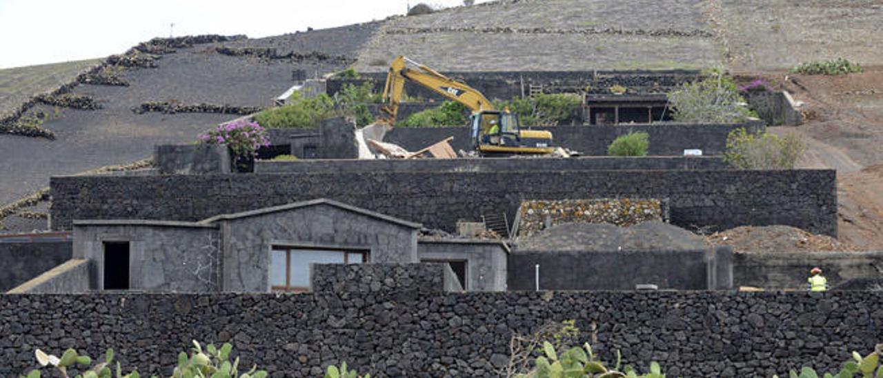 Canarias derriba en La Geria una obra ilegal 12 años después de su denuncia