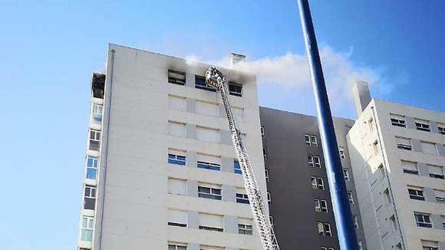 Los bomberos sofocan el incendio de ayer en Navia. // Julio Gil