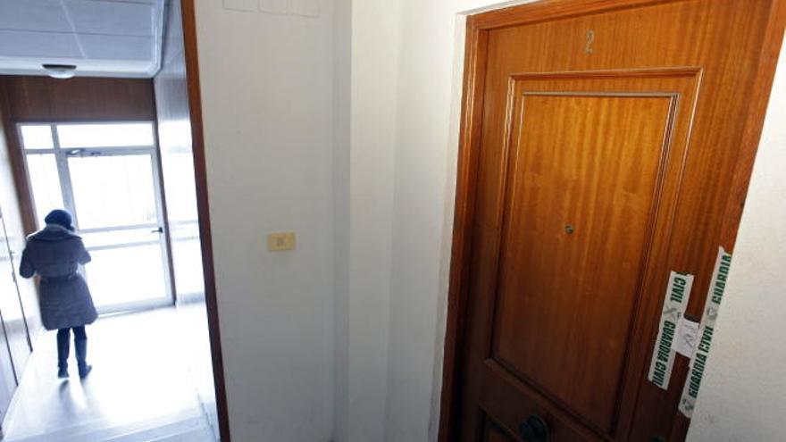 Puerta de la vivienda en la calle del Riu Magre de Guadassuar donde ha muerto una mujer presuntamente a manos de su pareja.