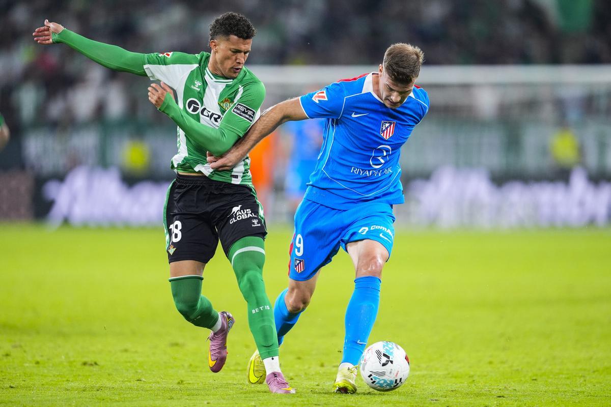 Nelson Deossa y Alexander Sorloth durante el partido de LaLiga EA Sports disputado entre el Real Betis y el Atlético de Madrid en el estadio La Cartuja.