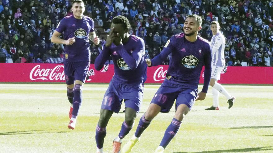 Pione Sisto celebra el gol ante el Valladolid, mientras Boufal y Maxi acuden a felicitar al internacional danés. // LOF