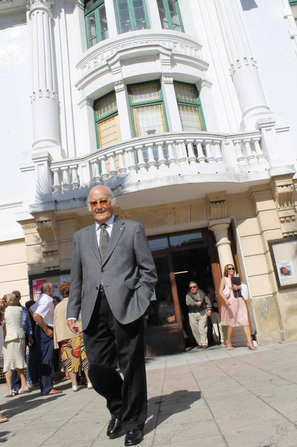 Gil Parrondo en la plaza Alfonso X El Sabio, en Luarca, en 2012.