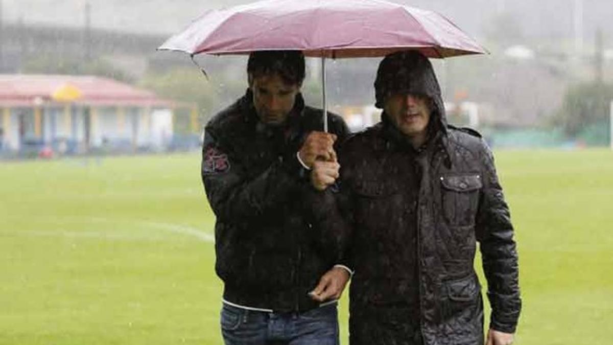 El jugador del Las Palmas Valerón protegiéndose de la lluvia