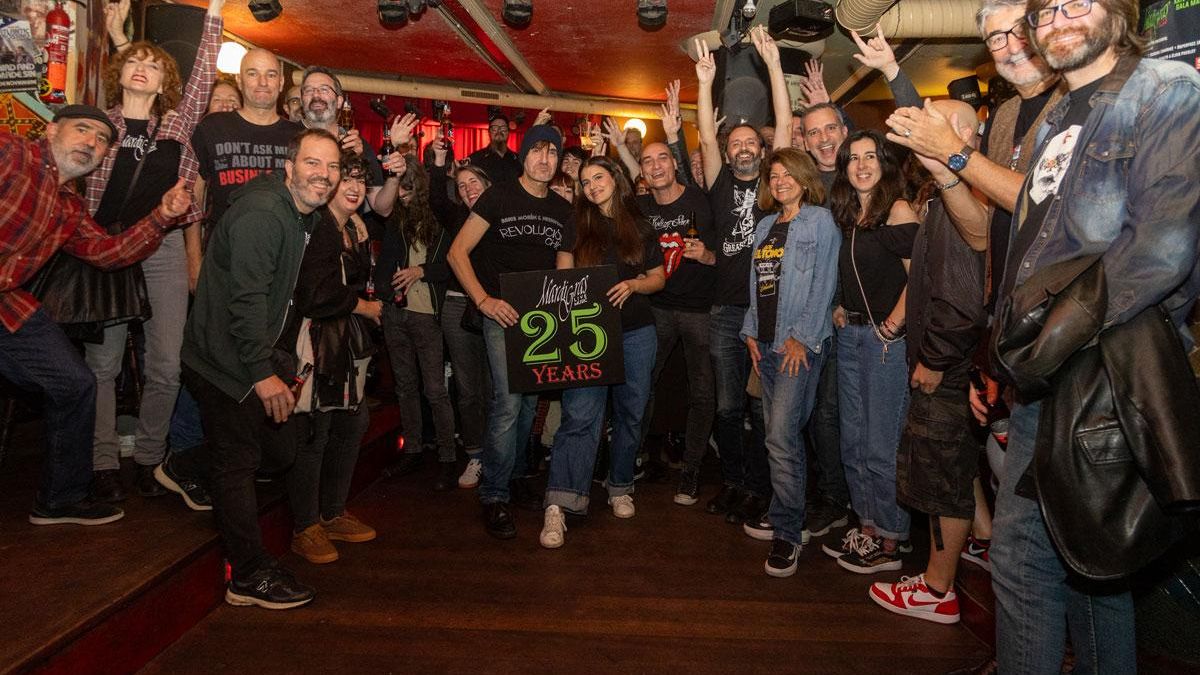 Clientes de Mari Gras, ayer, antes del concierto de Los Deltonos.