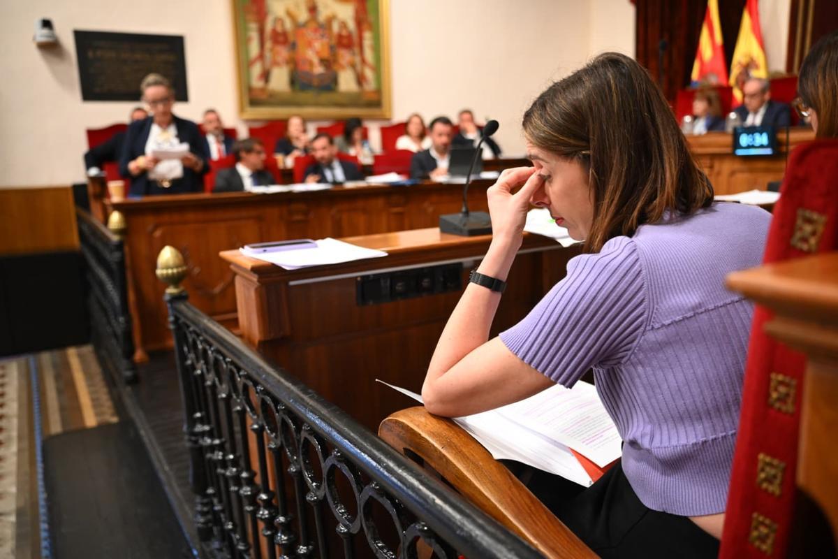 Esther Díez, con la bancada de la derecha enfrente, este martes.