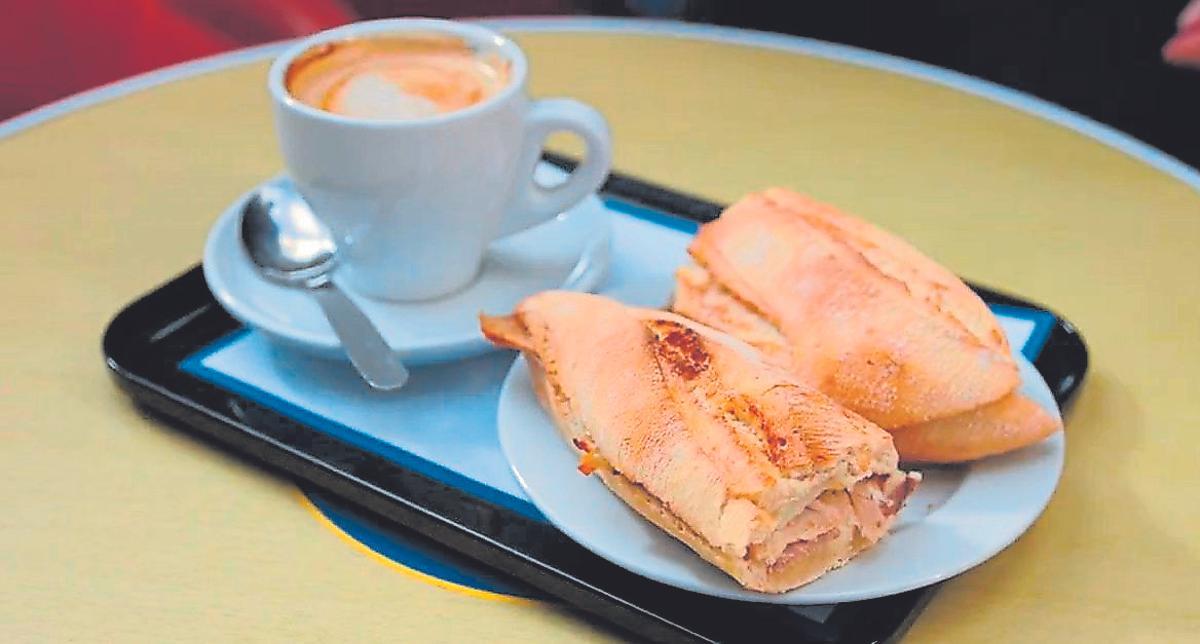 bocadillo y café a bordo.