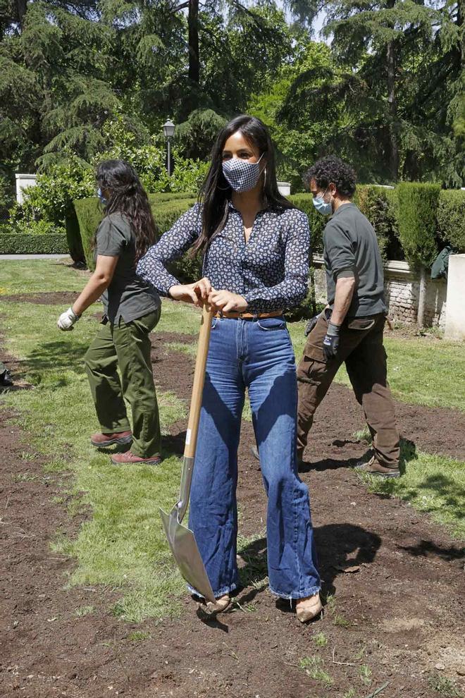 Begoña Villacís, con camisa de cachemir y vaqueros 'wide leg', participa en el proyecto 'Replanta Madrid'