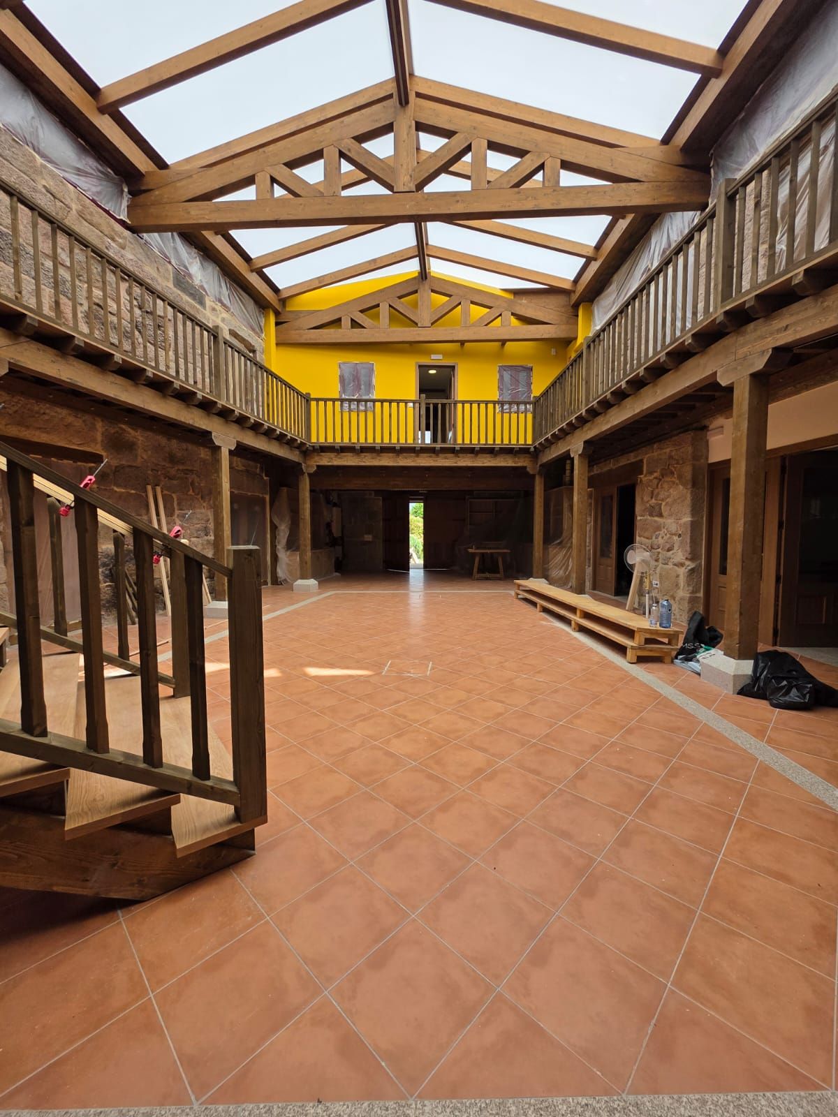 Estado actual del patio del monasterio, calcinado en el incendio, tras la restauración