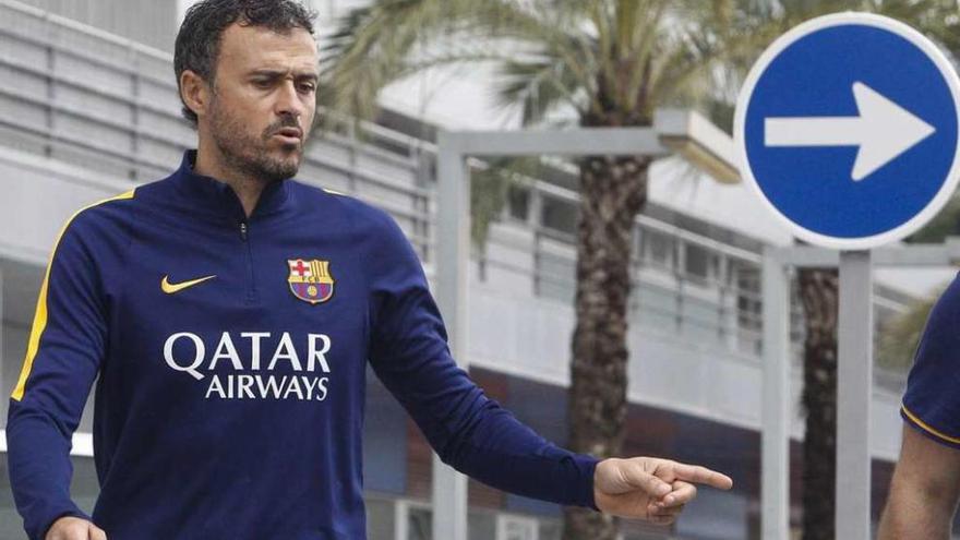 Luis Enrique, ayer en San Joan Despí, camino de la rueda de prensa. // Quique García