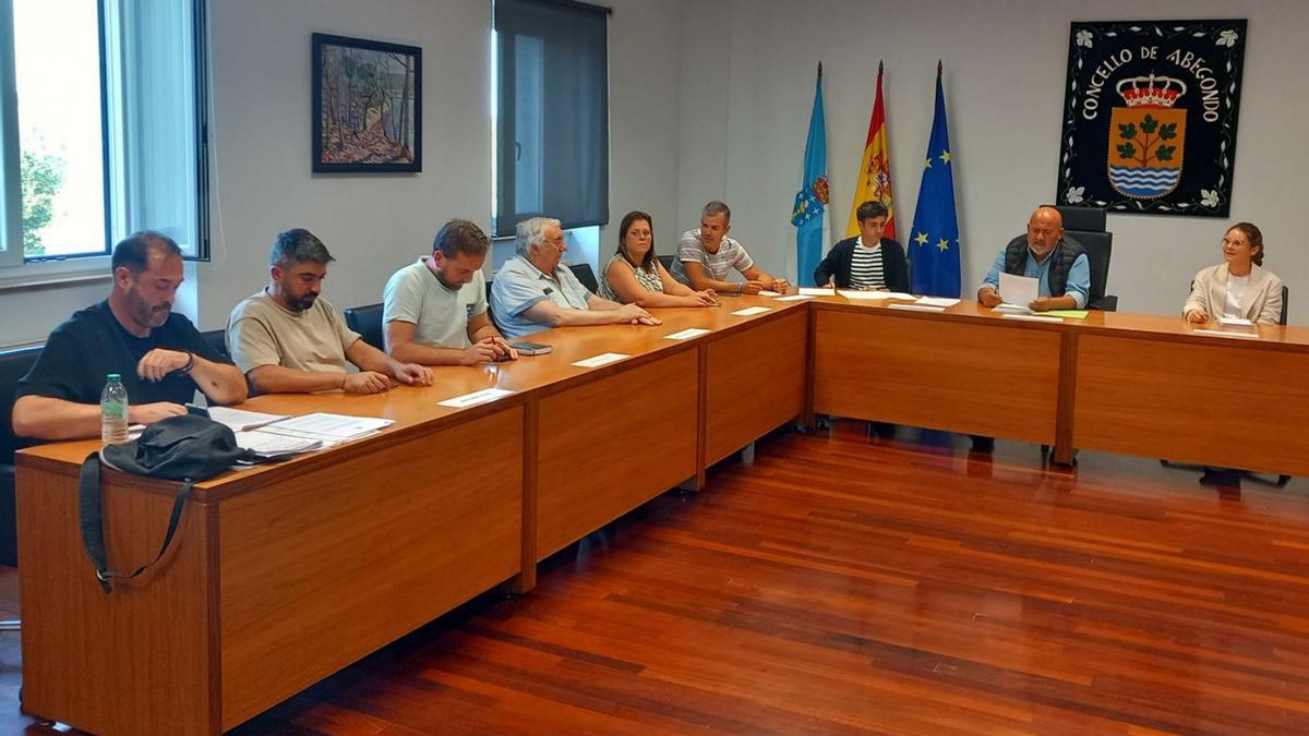 Parte de la Corporación municipal de Abegondo durante un pleno.
