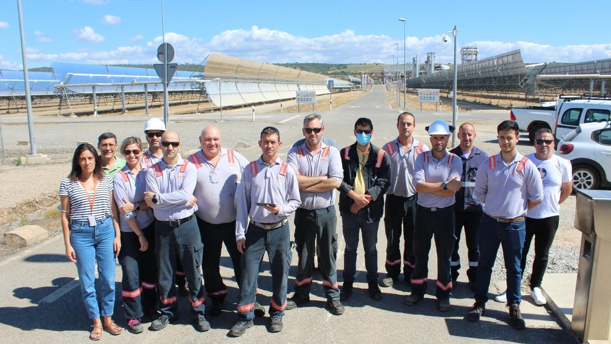 Los trabajadores, en la concentración ante la planta solar.