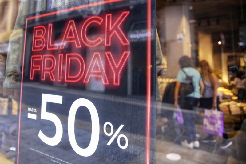 El Black Friday inunda los escaparates de las calles comerciales