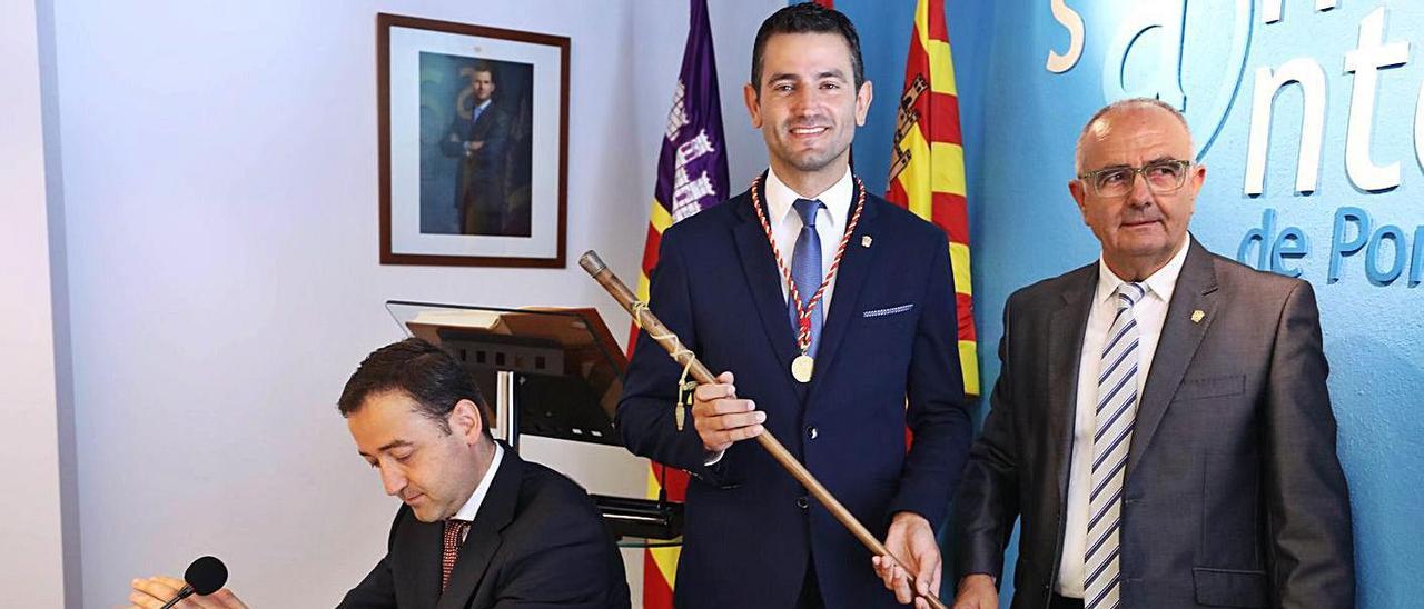 El alcalde, Marcos Serra, con el bastón de mando, junto a su socio de PxE, Joan Torres.