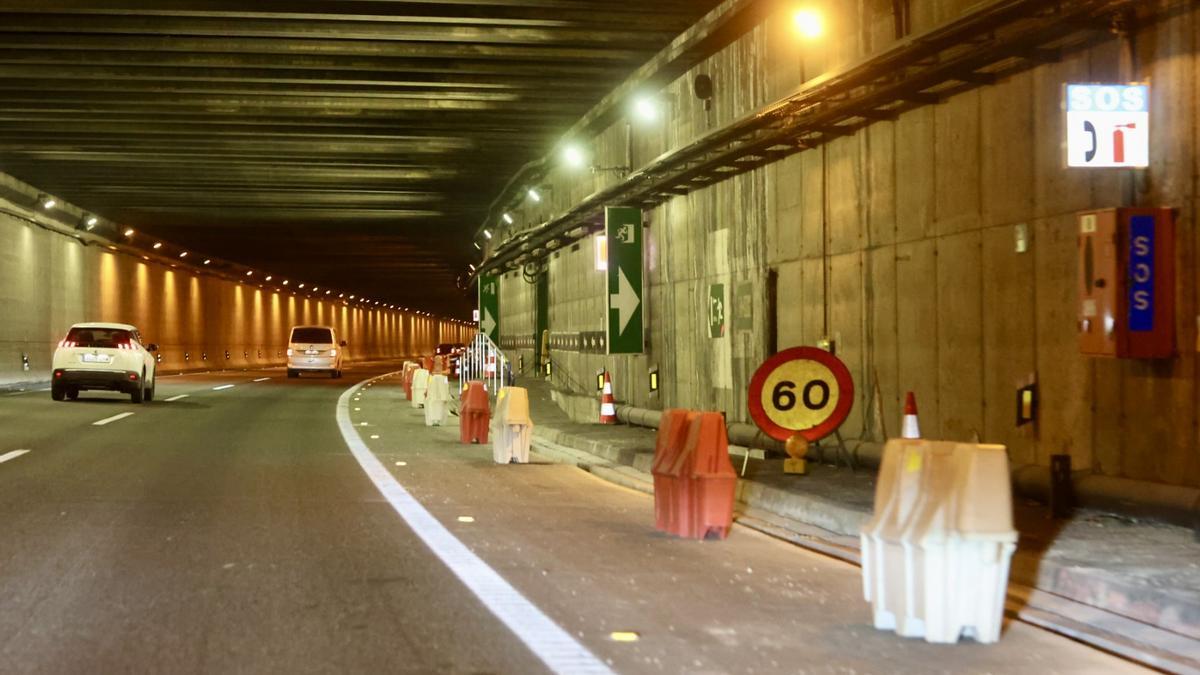 El interior del túnel está señalizado por las obras del Ministerio