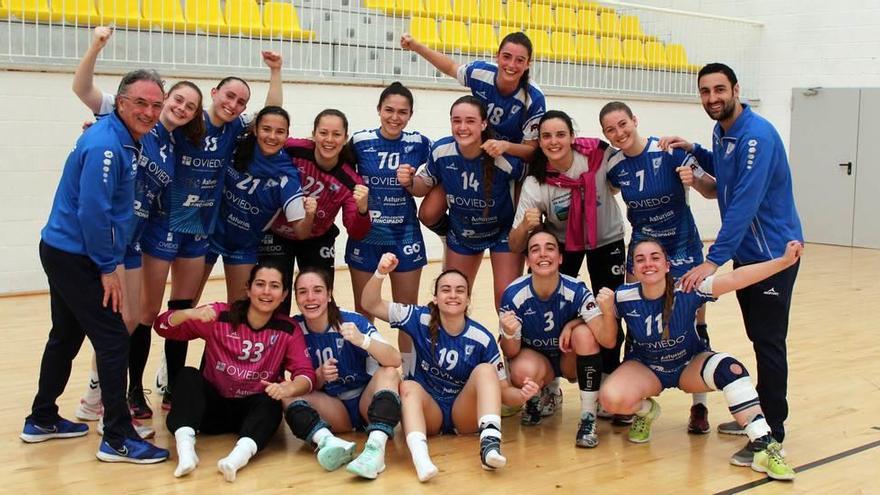 Las jugadoras del Oviedo Femenino, ayer tras ganar en la cancha de la SAR Rodavigo.