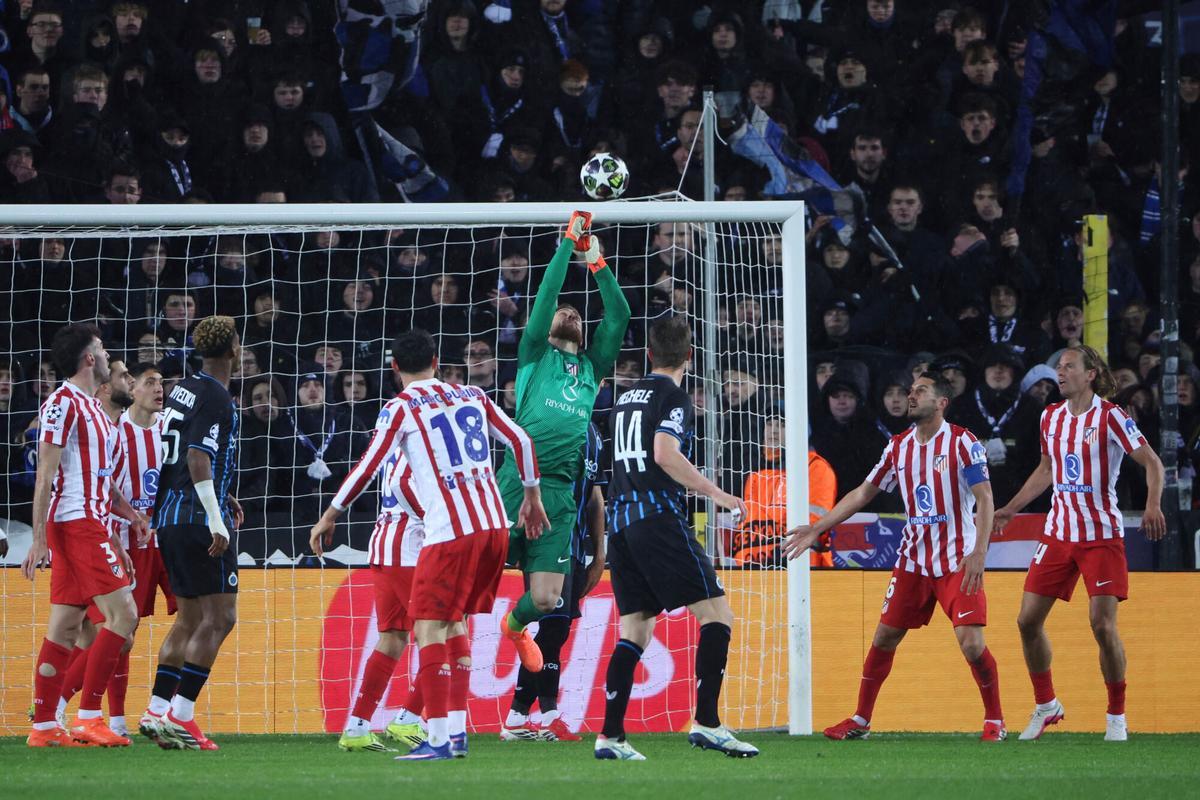 El portero del Atlético de Madrid, Jan Oblak (arriba), despeja el balón durante el partido de ida de los playoffs de la Champions League entre el Brujas y el Atlético de Madrid El portero del Atlético de Madrid, Jan Oblak (arriba), despeja el balón durante el partido de ida de los playoffs de la Champions League entre el Brujas y el Atlético de Madrid