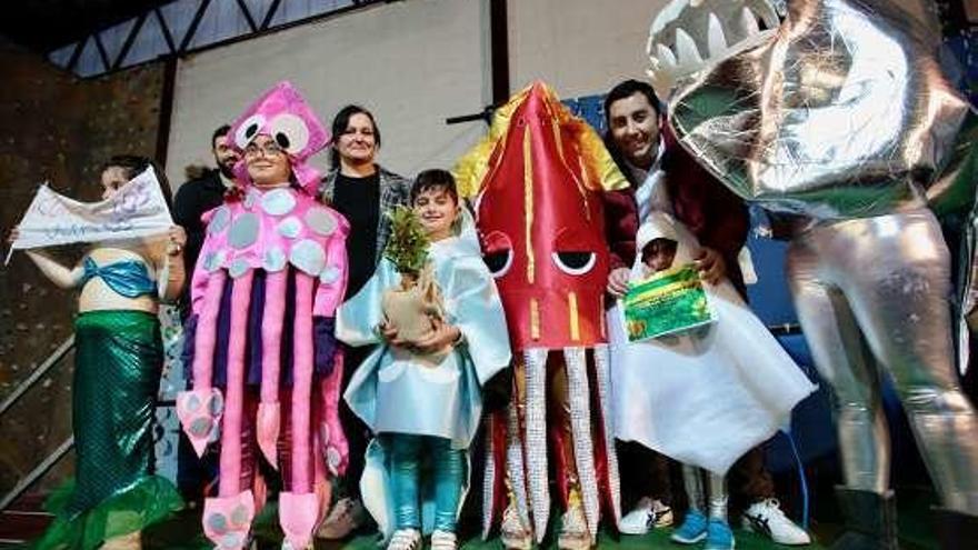 La edil de Festejos, Eva Pérez, y el alcalde de Llanera, Gerardo Sanz, entregan el premio a &quot;Cuidemos los océanos&quot;, ganador de la categoría familiar de temática en Llanera.