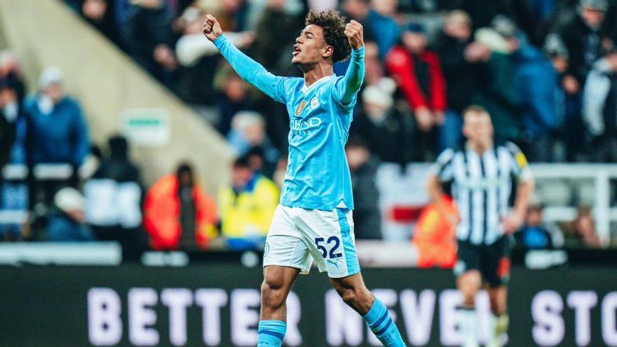 Oscar Bobb celebrando con la afición del Manchester City