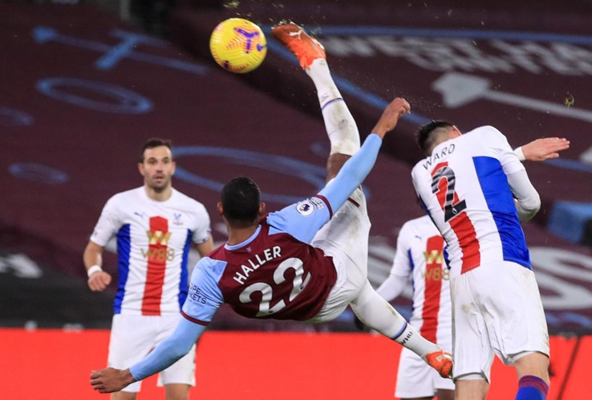 Sebastien Haller marca con una chilena durante el partido de la Premier inglesa entre el West Ham y el Crystal Palace en el London Stadium.