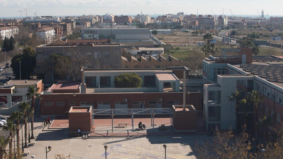 Instituto IES Camp de Morvedre y al fondo, el Port de Sagunt.