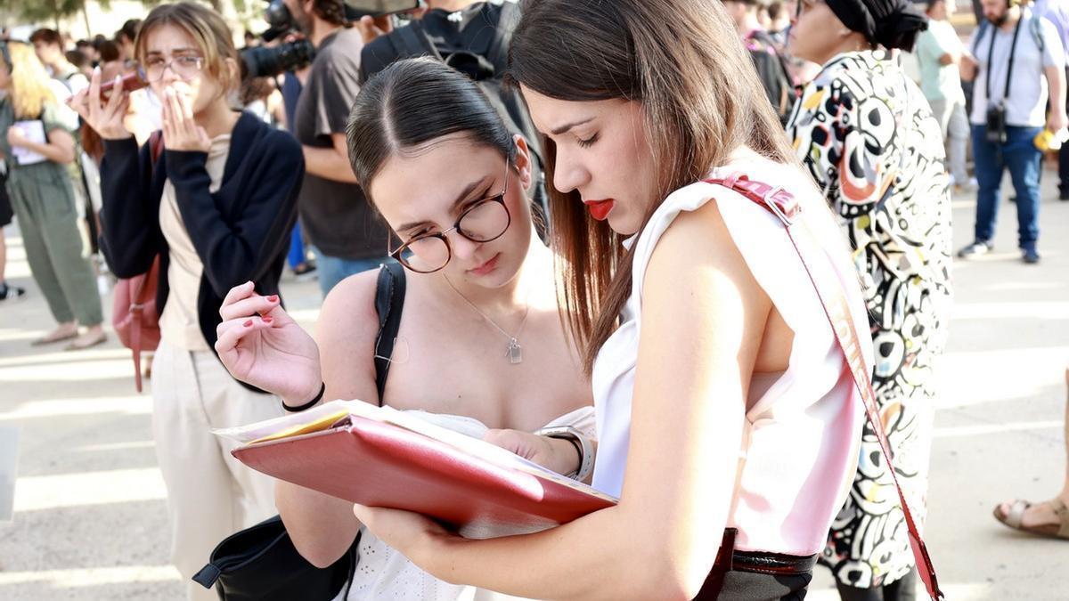 Alumnas revisan los apuntes antes de entrar al examen de la PAU en Murcia.