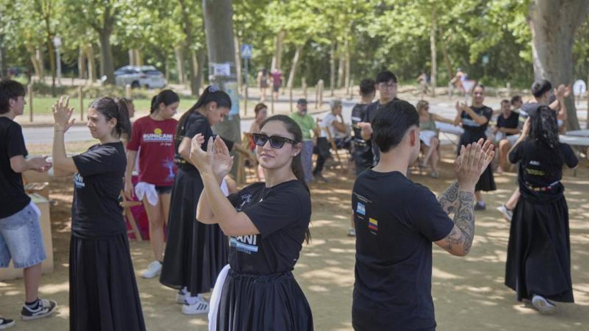 Imatges del grup argentí durant el vermut dansat d'aquest matí