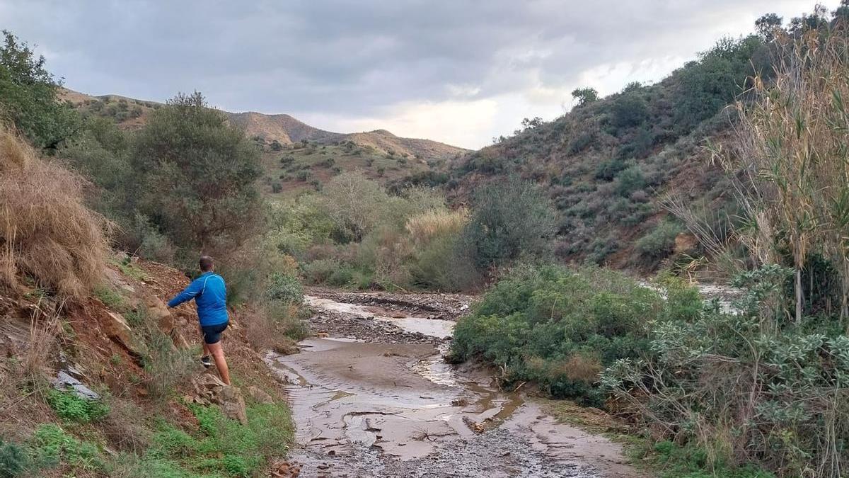 El agua del arroyo Jaboneros se ha desviado por el carril de acceso a la vivienda.