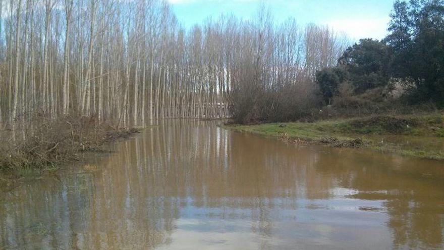 Las riadas cortan la carretera de acceso a Villabrázaro