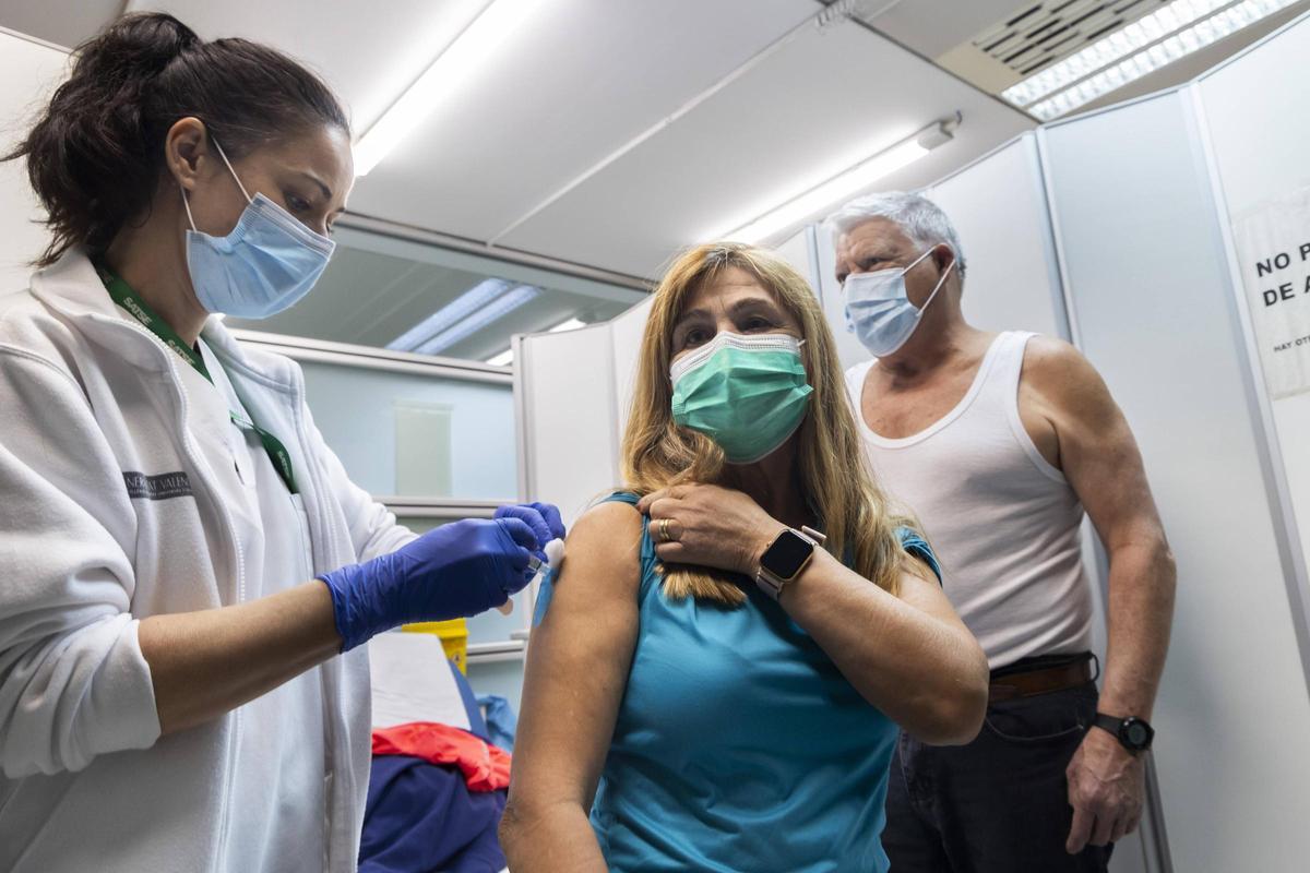 Una enfermera de un centro de salud de València en la reciente campaña de vacunación de Covid-19 y gripe.