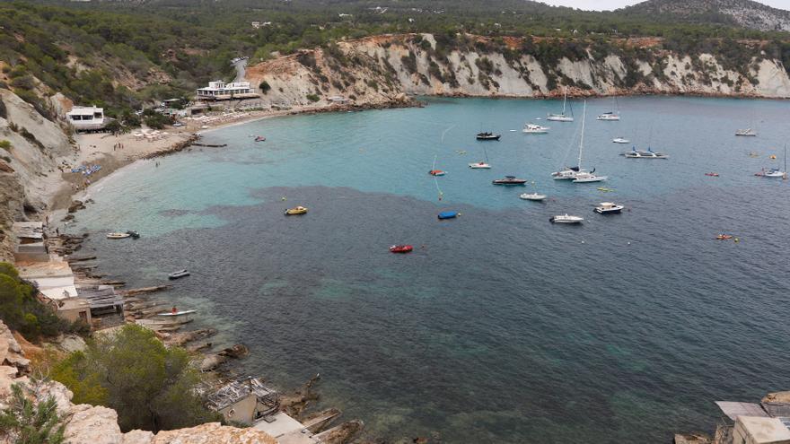 Medio Ambiente reduce a 25 las boyas de amarre previstas en Cala d’Hort y a 24 las de Porroig