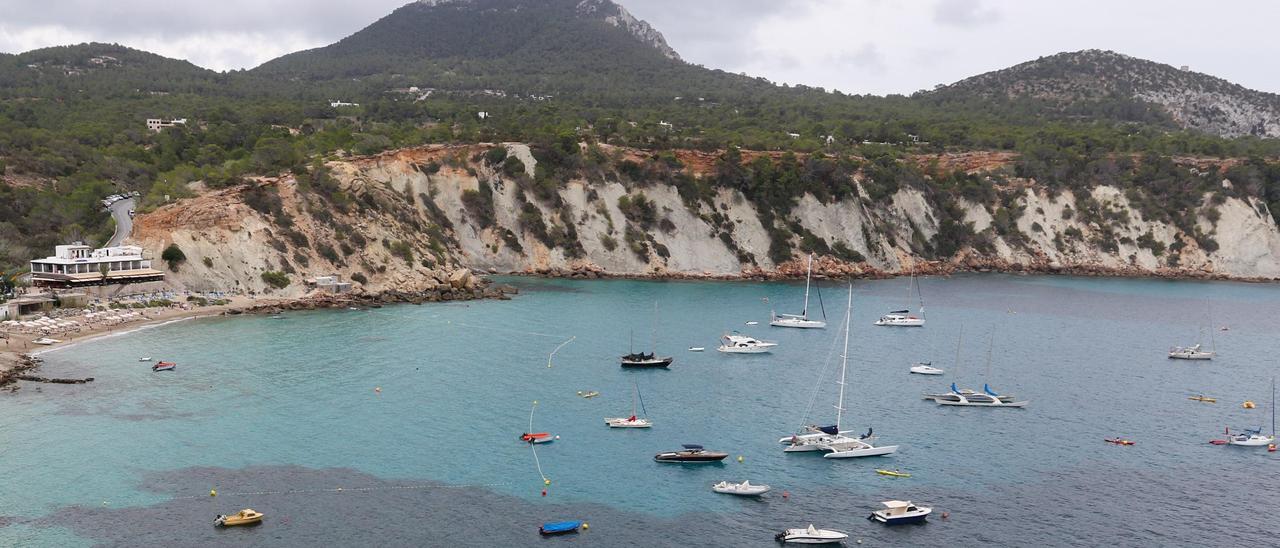 Imagen de archivo de Cala d'hort, donde en temporada alta se conentra una media de 41 barcos fondeados.