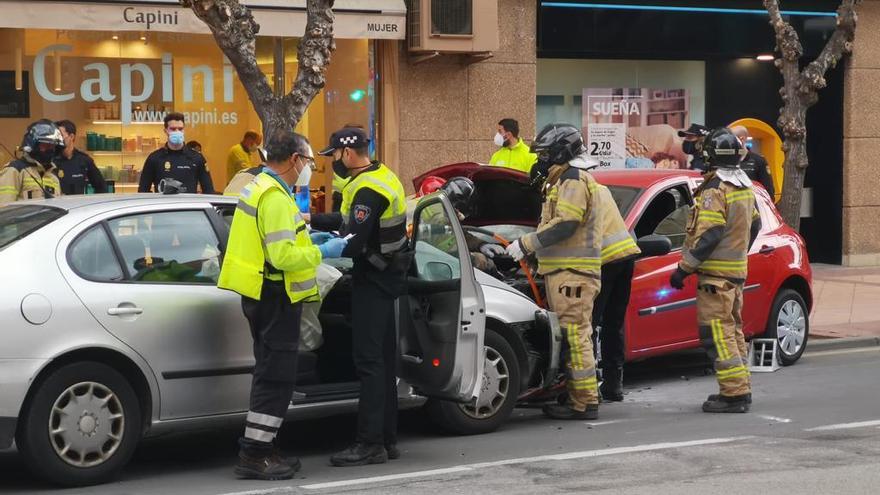 Bomberos, sanitarios y policías sacan al conductor del vehículo